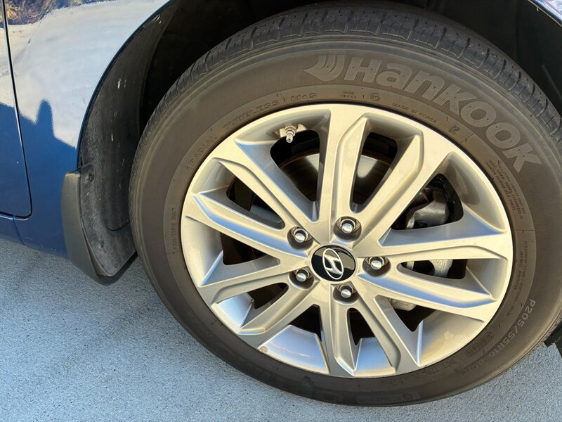 Used 2016 Hyundai Elantra SE w/ Option Group 02 FWD image 16
