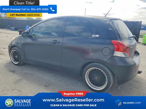 Used 2011 Toyota Yaris Hatchback w/ Convenience Pkg image 3