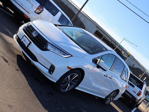 Certified 2024 Honda Odyssey Touring image 3