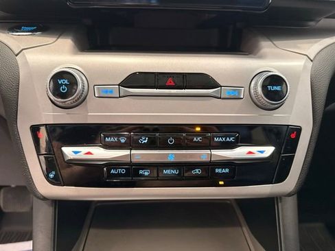 Used 2023 Ford Explorer XLT w/ Equipment Group 202A AWD/4WD image 29