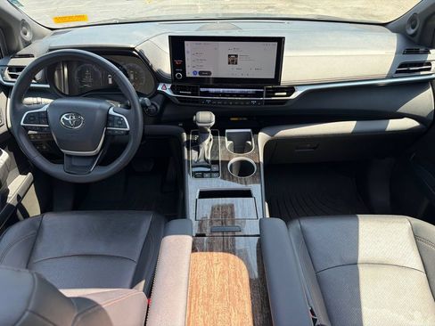 Used 2025 Toyota Sienna Limited AWD/4WD image 27
