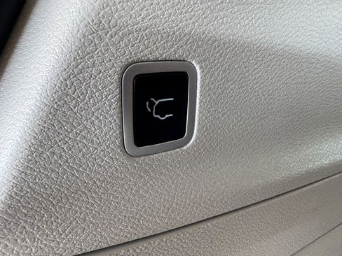 Used 2023 Chrysler Pacifica Touring-L image 32