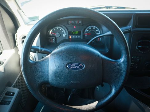 Used 2014 Ford E-250 and Econoline 250 Extended w/ Power Group image 17