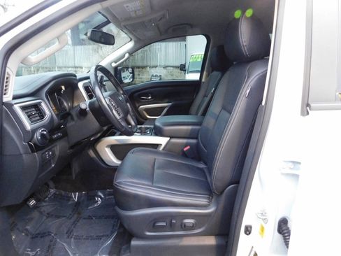 Used 2019 Nissan Titan SV w/ SV Convenience Package image 6