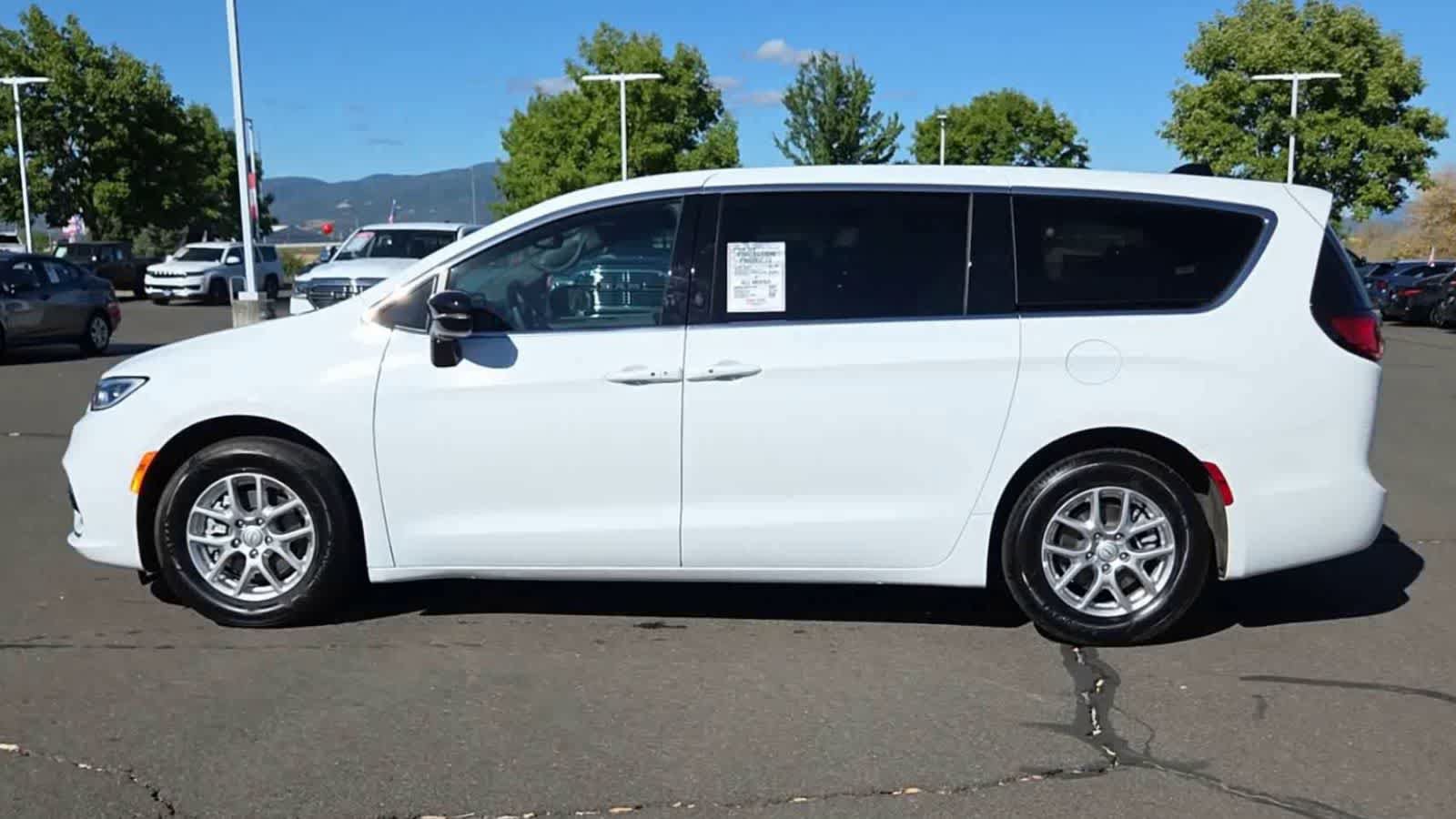 Certified 2025 Chrysler Pacifica Select FWD image 5