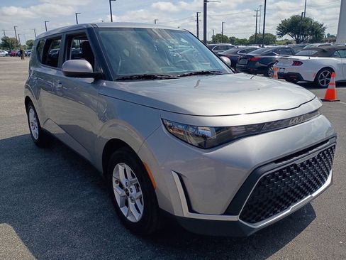 Used 2025 Kia Soul LX w/ LX Technology Package FWD image 4