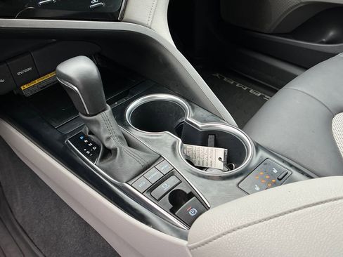 Used 2020 Toyota Camry XLE image 19