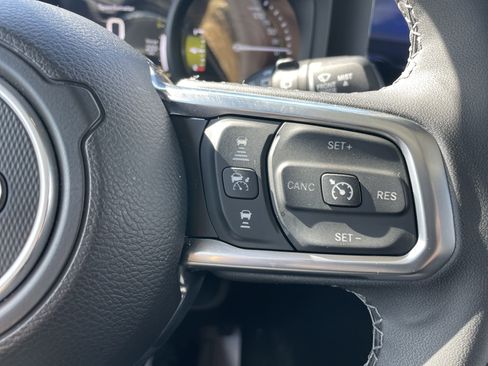 Used 2025 Jeep Wrangler Sahara image 37