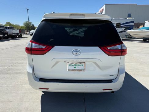 Used 2016 Toyota Sienna XLE Premium image 4