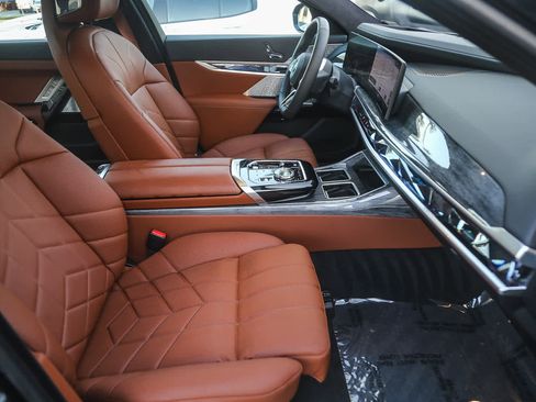 Used 2025 BMW i7 xDrive60 image 13