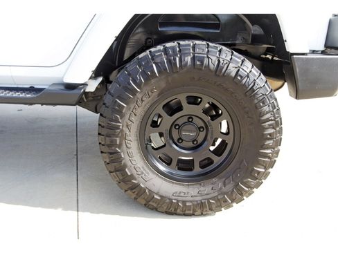 Used 2018 Jeep Wrangler Unlimited Sahara w/ Connectivity Group AWD/4WD image 28