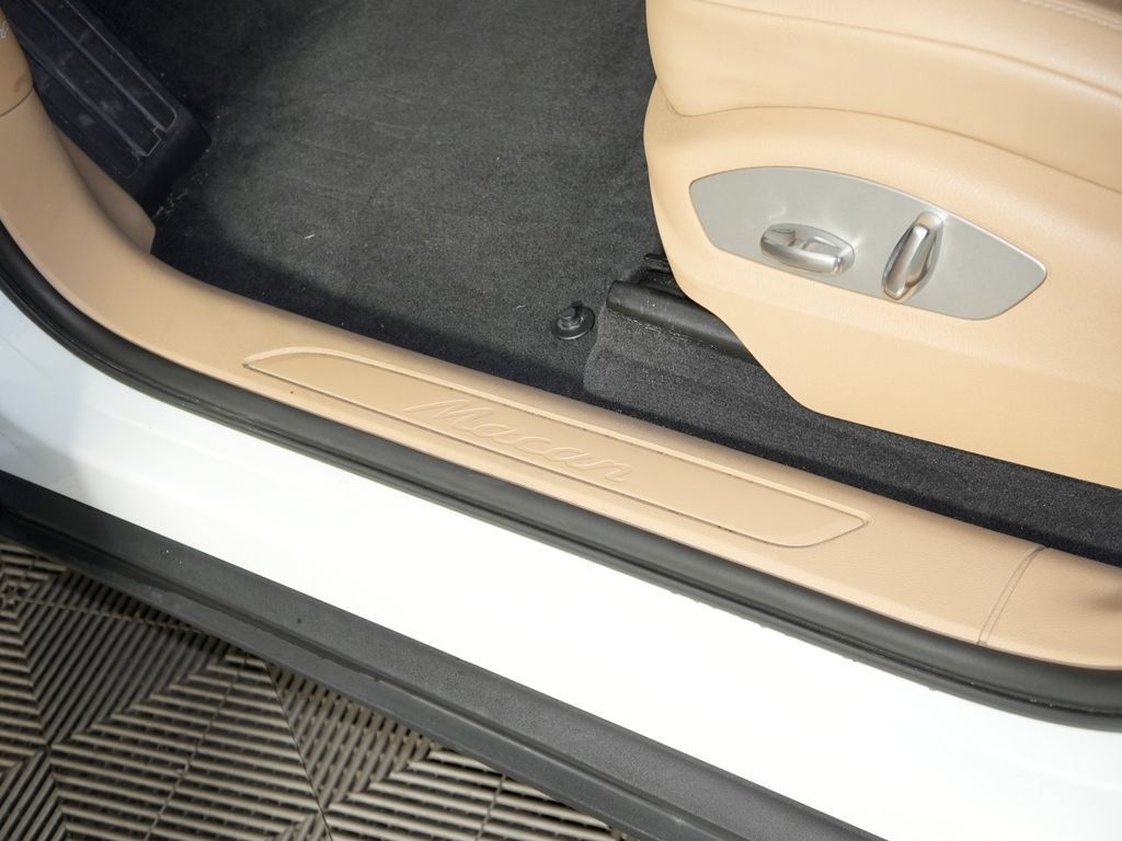 Certified 2021 Porsche Macan AWD/4WD image 21