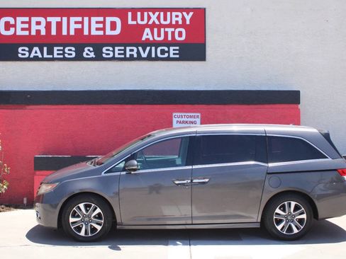 Used 2017 Honda Odyssey Touring image 2