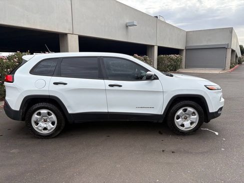 Used 2014 Jeep Cherokee Sport w/ Trailer Tow Group AWD/4WD image 3