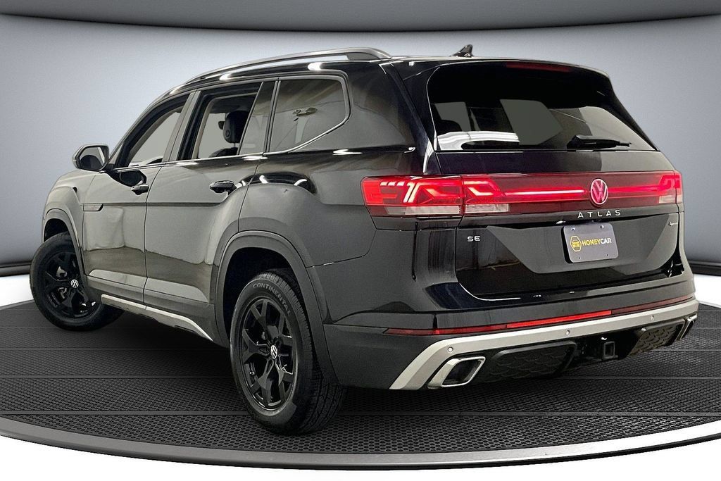 Used 2024 Volkswagen Atlas Peak Edition SE AWD/4WD image 4