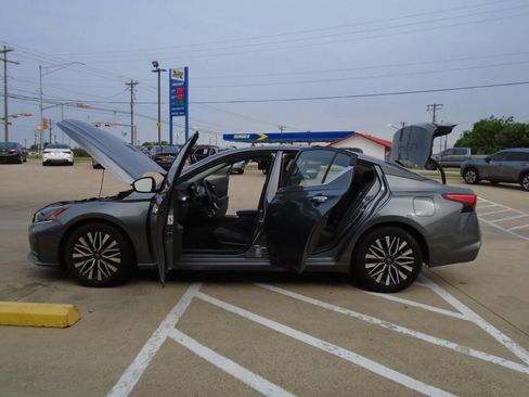 Used 2024 Nissan Altima 2.5 SV FWD image 25