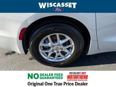 Used 2024 Chrysler Pacifica Touring-L image 30