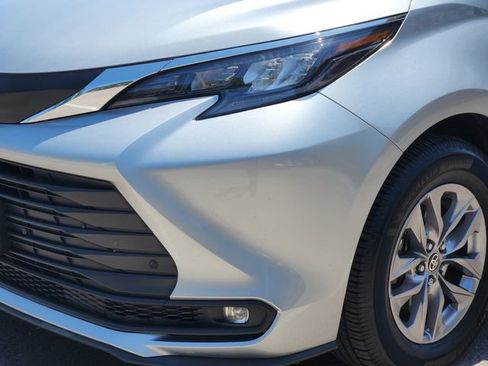 Used 2025 Toyota Sienna XLE FWD image 6