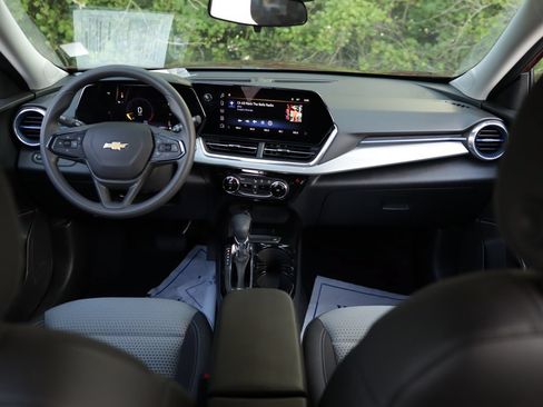 Used 2025 Chevrolet Trax LT FWD image 19