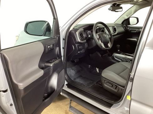 Used 2020 Toyota Tacoma SR5 AWD/4WD image 11