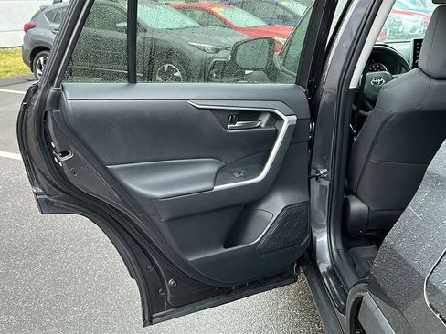Used 2021 Toyota RAV4 XLE w/ Convenience Package image 21
