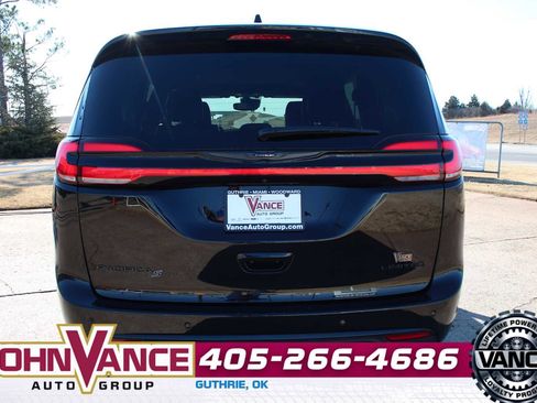 Used 2025 Chrysler Pacifica Limited image 9