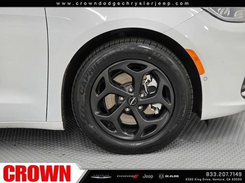 Certified 2024 Chrysler Pacifica Limited FWD image 9