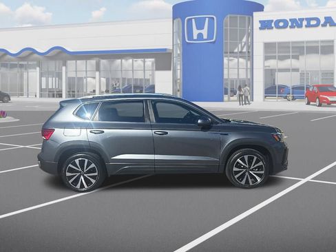 Used 2023 Volkswagen Taos SE w/ Panoramic Sunroof Package image 10