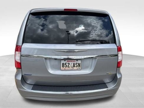 Used 2016 Chrysler Town & Country Touring image 5