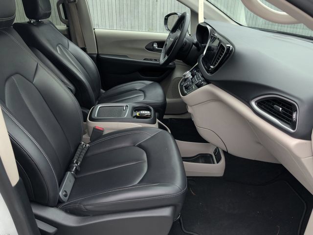 Used 2024 Chrysler Pacifica Touring-L FWD image 29