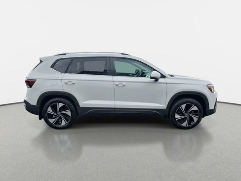 Used 2025 Volkswagen Taos SE AWD/4WD image 2