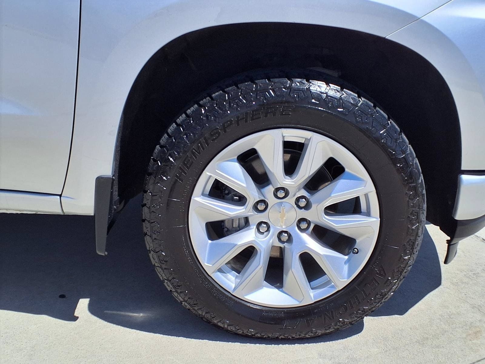 Used 2022 Chevrolet Silverado 1500 Custom w/ LPO, Dark Essentials Package RWD image 9