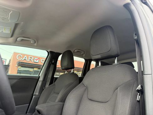 Used 2019 Jeep Renegade Latitude FWD image 9