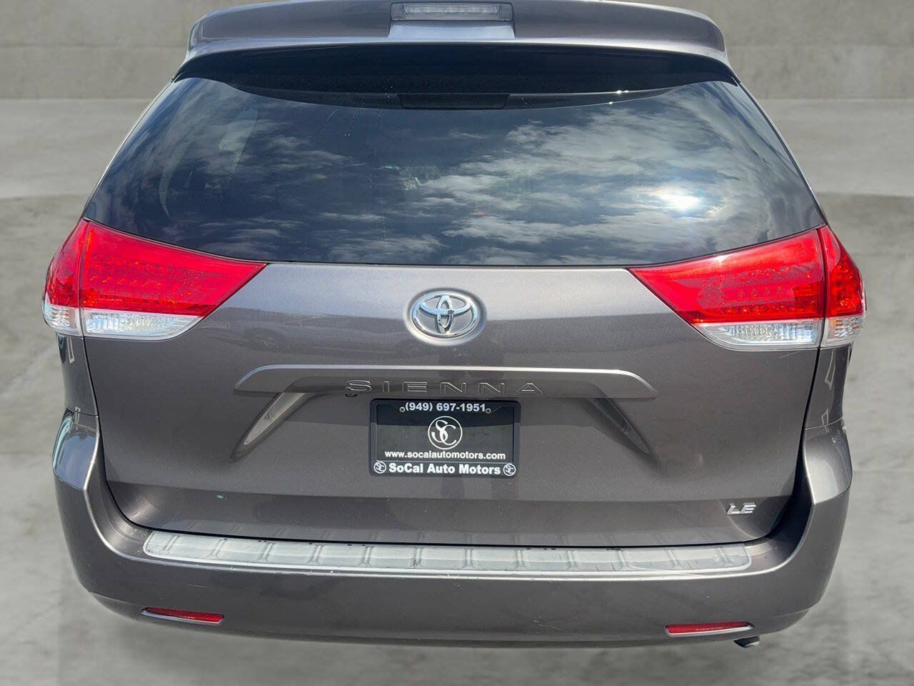Used 2012 Toyota Sienna LE w/ Towing Pkg FWD image 4