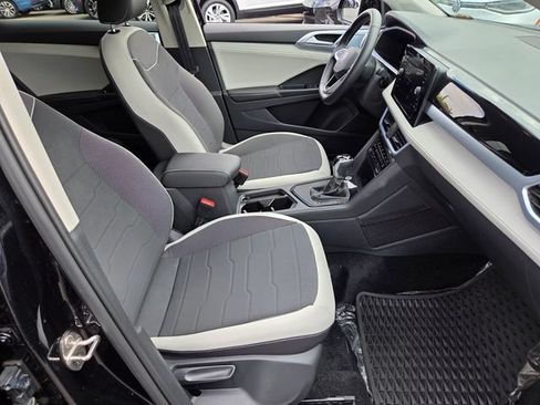 Certified 2025 Volkswagen Taos SE FWD image 16