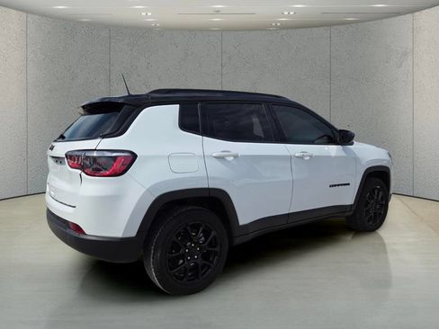 Used 2023 Jeep Compass Latitude w/ Convenience Group AWD/4WD image 3