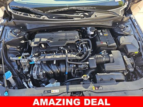 Used 2025 Hyundai Elantra SE image 31