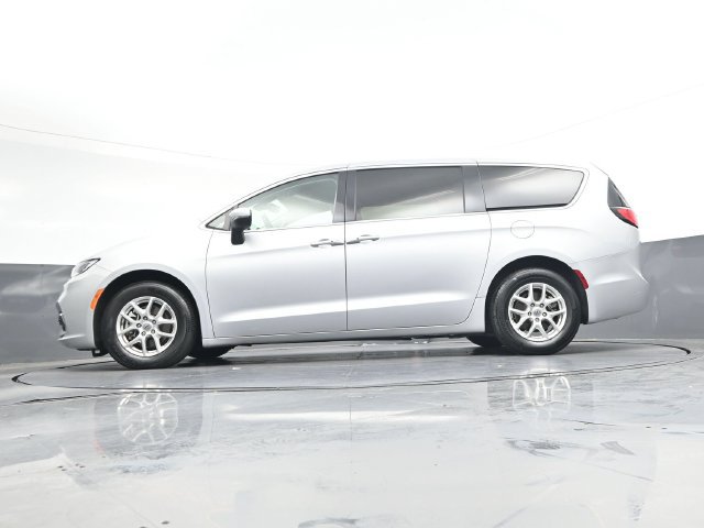 Used 2023 Chrysler Pacifica Touring-L FWD image 35