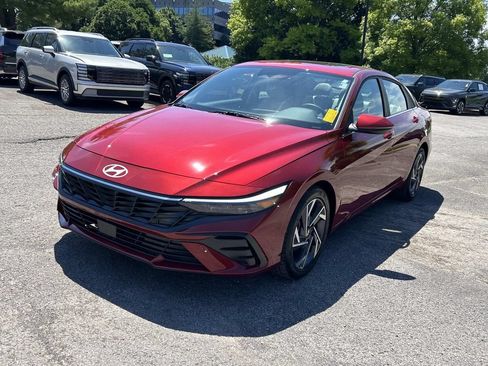 Certified 2025 Hyundai Elantra Limited w/ Cargo Package FWD image 3