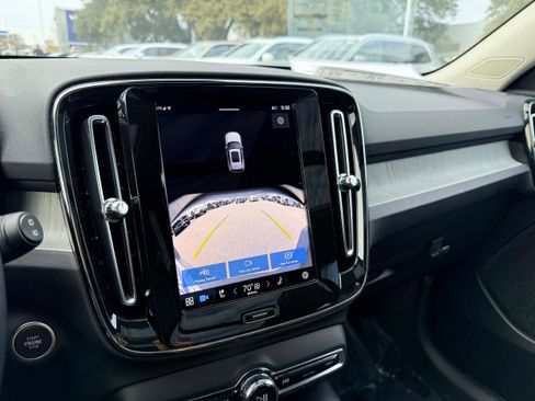 Certified 2025 Volvo XC40 B5 Core image 22