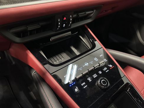 Certified 2025 Porsche Cayenne Turbo AWD/4WD image 33