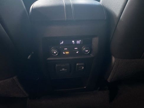 Used 2023 Chevrolet Traverse Premier image 13