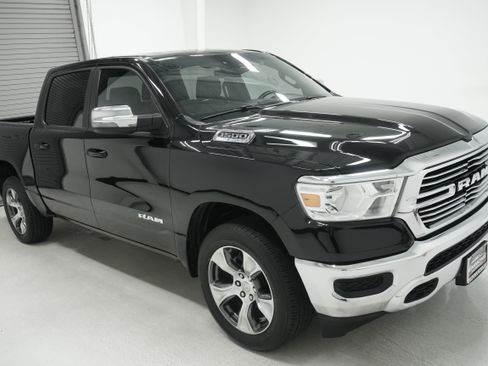 Used 2023 RAM 1500 Laramie AWD/4WD image 3