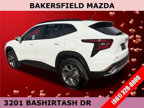 Used 2025 Chevrolet Trax LT w/ LT Convenience Package image 3