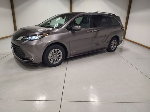 Used 2021 Toyota Sienna XLE image 4