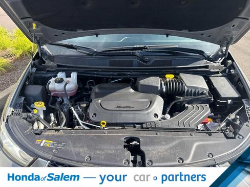 Used 2025 Chrysler Pacifica Select FWD image 9