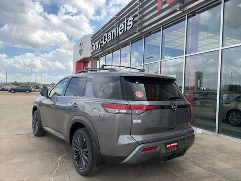 New 2026 Nissan Pathfinder SL image 2