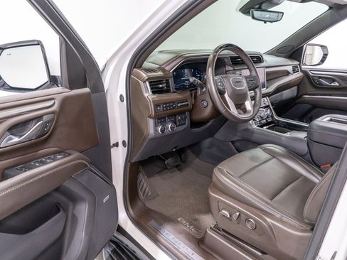Used 2024 GMC Yukon XL Denali w/ Advanced Technology Package AWD/4WD image 12