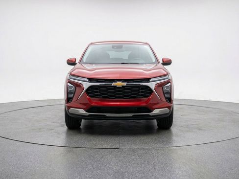Used 2025 Chevrolet Trax LT FWD image 2