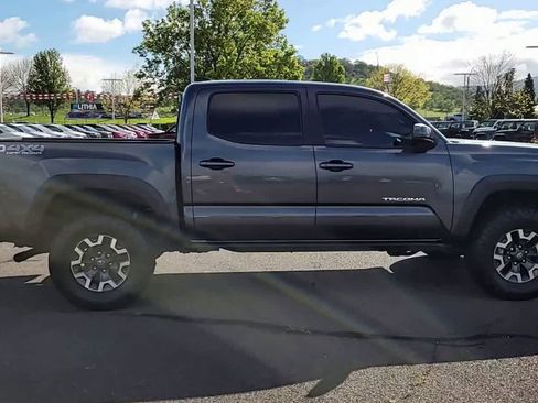 Used 2023 Toyota Tacoma TRD Off-Road w/ TRD Premium Off Road Package image 9